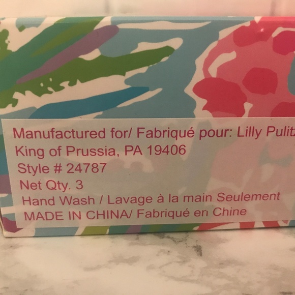 NWT > Lilly Pulitzer Wine Bottle Set - Picture 4 of 5